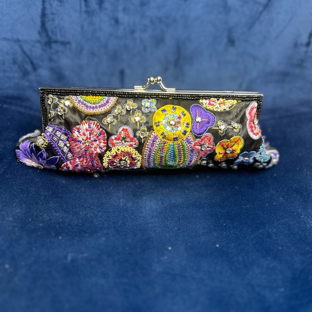 📟 Vintage Black Clutch